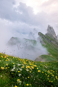 一对夫妇在 Italien Dolomites 度假远足，在 Seceda 峰上欣赏美景。