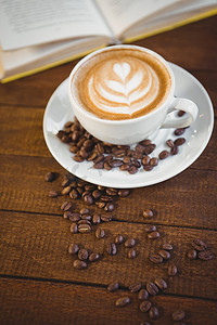 一杯加咖啡艺术和咖啡豆的卡布奇诺咖啡