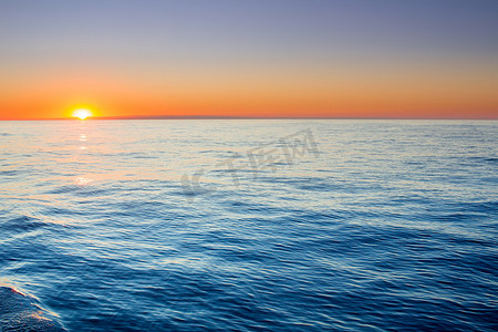 安静平静平静摄影照片_安静的日出在公海与平静晴朗的天空