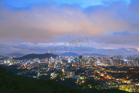 韩国首尔市中心城市景观和首尔塔景观