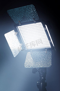 用于照片和视频制作的专业 LED 照明设备