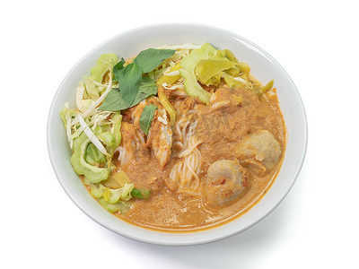 泰式米粉配白碗鱼丸汤。