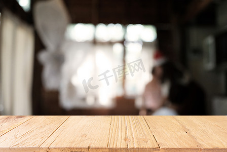 模糊窗户背景摄影照片_co 抽象模糊背景前的空木桌