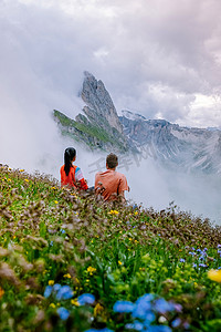 套路摄影照片_一对夫妇在 Italien Dolomites 度假远足，在 Seceda 峰上欣赏美景。