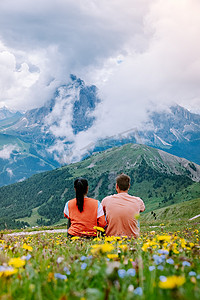 套路摄影照片_一对夫妇在 Italien Dolomites 度假远足，在 Seceda 峰上欣赏美景。