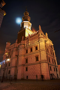 市政厅和月亮