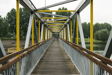 过河金属桥