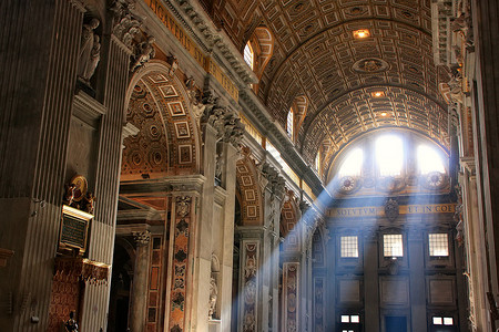 圣彼得大教堂内部有黄昏光芒的，梵蒂冈