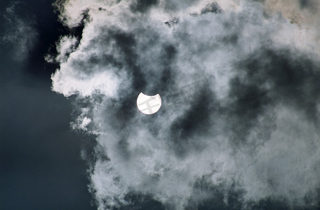 背景为 2006 年 3 月 29 日的日食。