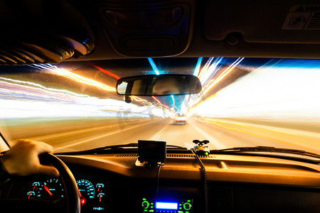 从移动的车辆上看，给人以光速穿越的感觉