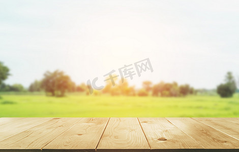 绿色和天空自然抽象 b 模糊的空木桌