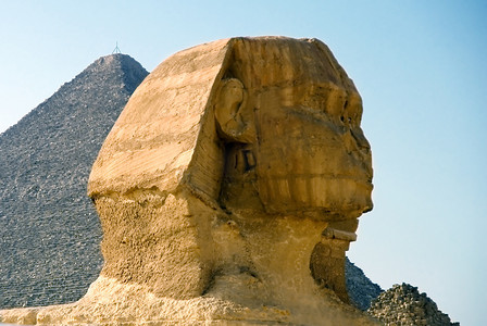 胡夫金字塔背景中的狮身人面像头像