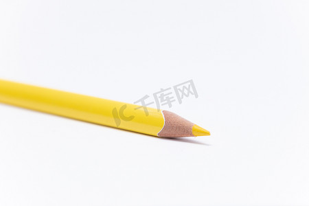 不同颜色摄影照片_不同颜色蜡笔彩色铅笔蜡笔黄色