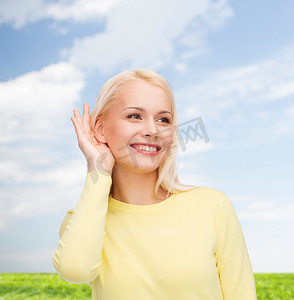 微笑的年轻女人听八卦