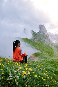 在 Italien Dolomites 度假远足的女人，Seceda 峰的壮丽景色。