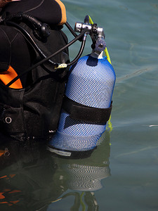 潜水员背面的水肺潜水设备在水中