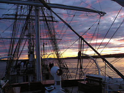 帆船，日落。