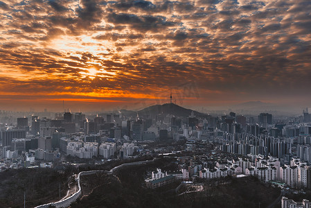 韩国首尔市中心城市景观和首尔塔景观