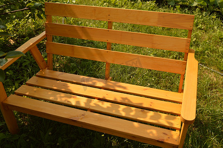夏季花园中用于庭院设计的木凳、天然木家具