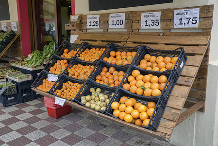 撒丁岛的杂货摊上放着橙子水果