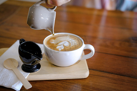 热牛奶摄影照片_热卡布奇诺摩卡咖啡与拿铁艺术