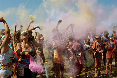 人们在 Bubble Palooza 活动中创造色彩云