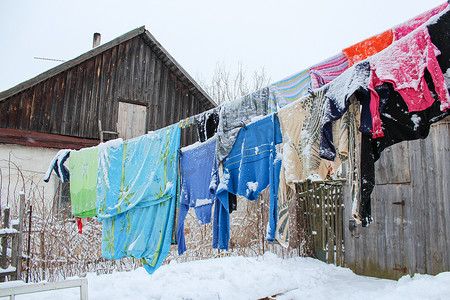 冬天挂在绳子上洗衣服
