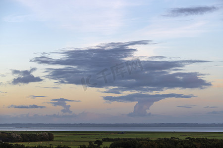 从 Tersc 岛看到弗里斯兰令人印象深刻的天空