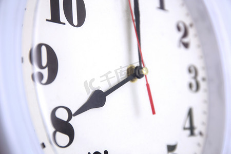 特写 odern 挂钟白色、时间和时期、办公室钟表和模型与小时和分钟、时针、对象经典。