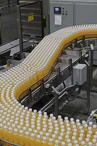 装瓶厂的生产线
