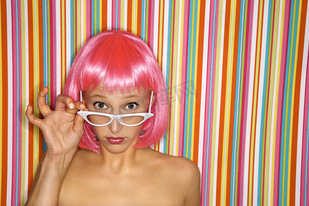 假发摄影照片_粉红色假发的女人。