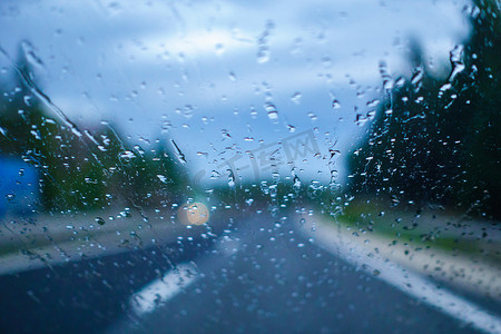 雨中驾驶，司机视角