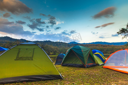 微旅行摄影照片_假日露营有微明背景在早晨日出