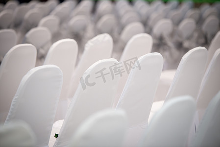 会议室用白色盖布的椅子