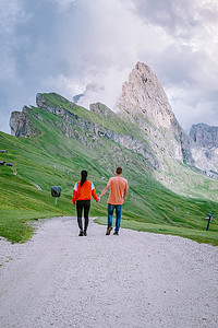 套路摄影照片_一对夫妇在 Italien Dolomites 度假远足，在 Seceda 峰上欣赏美景。