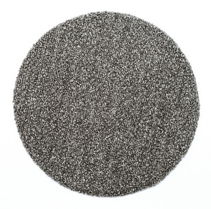 在白色背景上隔离的圆形灰色地毯