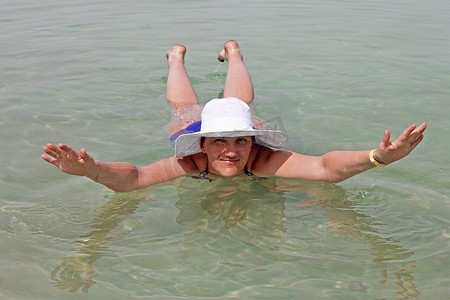 干的摄影照片_以色列死海水中的女人