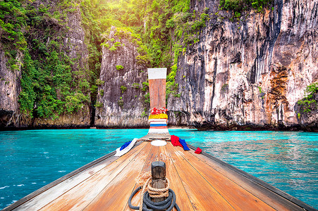 泰国甲米皮皮岛玛雅湾的长船和蓝水。