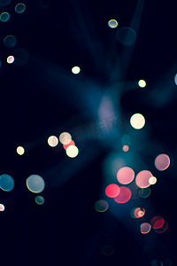 五颜六色的散景灯在晚上庆祝，离焦光抽象背景。