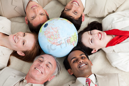 全球各地躺在地板上的多元化商人