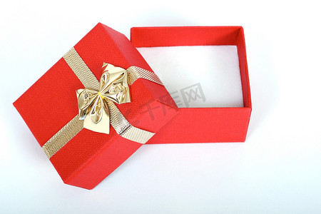 红色礼物盒，金色丝带隔离在白色