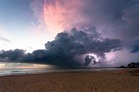斯里兰卡亚洪加拉海滩 — 日落时的雷电