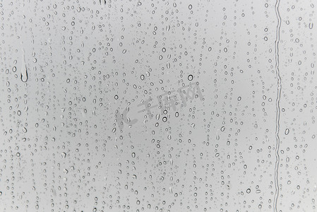 雨后玻璃摄影照片_雨后玻璃上的水滴作为背景