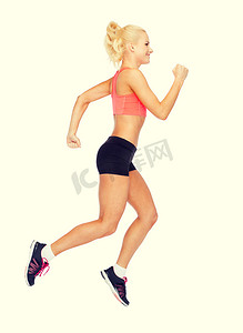 运动的女人跑步或跳跃
