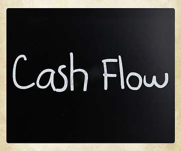黑板上用白色粉笔手写的“现金流量”