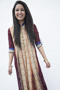 穿着巴基斯坦传统服装的微笑年轻女子的肖像，摄影棚拍摄