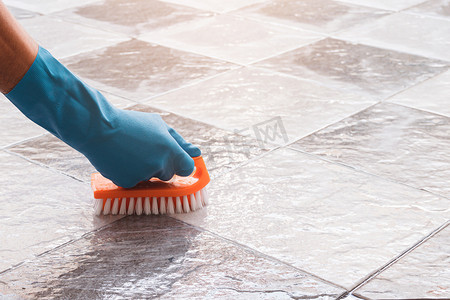 清洁瓷砖地板。