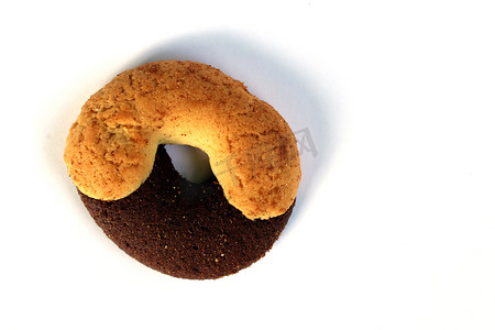 半圈摄影照片_半棕色巧克力和半淡奶油顶视图的圆形饼干