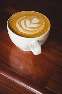 艺术专业摄影照片_柜台上有咖啡艺术的卡布奇诺咖啡