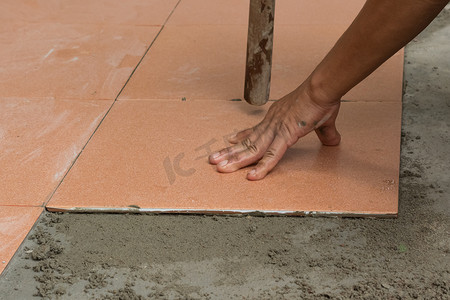 泥水工在家贴瓷砖，瓷砖地板粘合剂翻新
